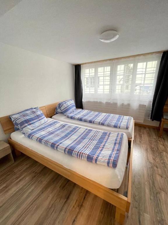 Modern Studios Spielmatte room 1